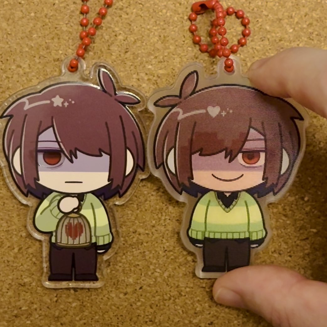 ♥️くん変身アクキーが完成しました! こんな感じで姿がころころ変わります♥︎ 印刷会社さんが違ったので緊張しましたが、何とか🍎とぴったり同じ大きさに仕上げることが出来ました…!是非並べてあげてください♥️🍎 #あぷあい2026 #Krisoul