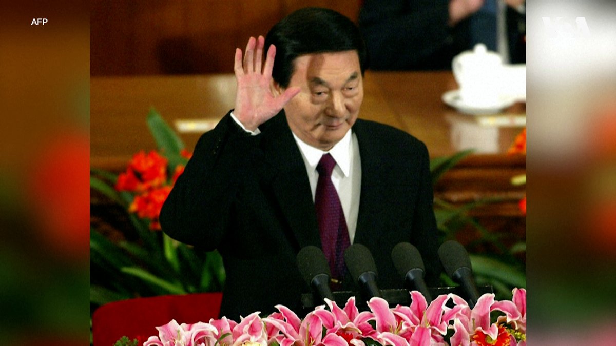 中国前国务院总理朱镕基星期三(8月12日)因病逝世，享年98岁。朱镕基于1998年至2003年担任国务院总理，以推行强硬的市场化改革著称。他曾大力推动国有企业、住房等经济领域改革，并在艰难谈判后推动中国于2002年加入世界贸易组织。不过，朱镕基任内的一些改革措施也存在争议。一些人士认为，他在粮食政策、税制改革等方面的决策留下了一些问题，迫使继任者以更加缓和的方式加以处理。 更多内容👉