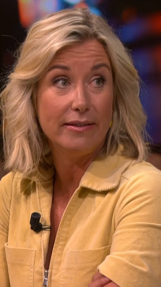 Carrie ten Napel stevig aan de tand gevoeld door Raymond Mens over tóch doorgaan Carrie op Vrijdag: 'Hou op, schei uit!' 💥 #deoranjezomer #carrieopvrijdag