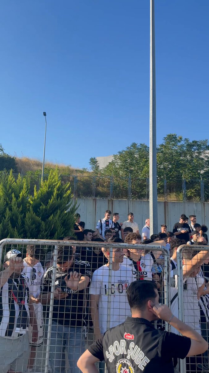 Beşiktaşlı taraftarlar, Dusan Vlahovic'i bekliyor.