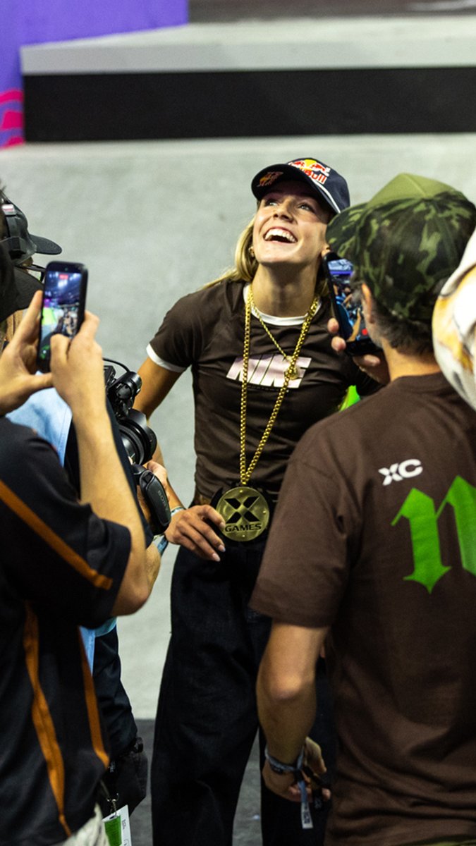 3 years, 3 days, 7 golds 🥇 Chloe Covell cemented her place as the queen of skate street as record holder Leticia Bufoni cheered her on that gold also tied the record for most X Games summer medals by a woman. it only stood for one day... 👀