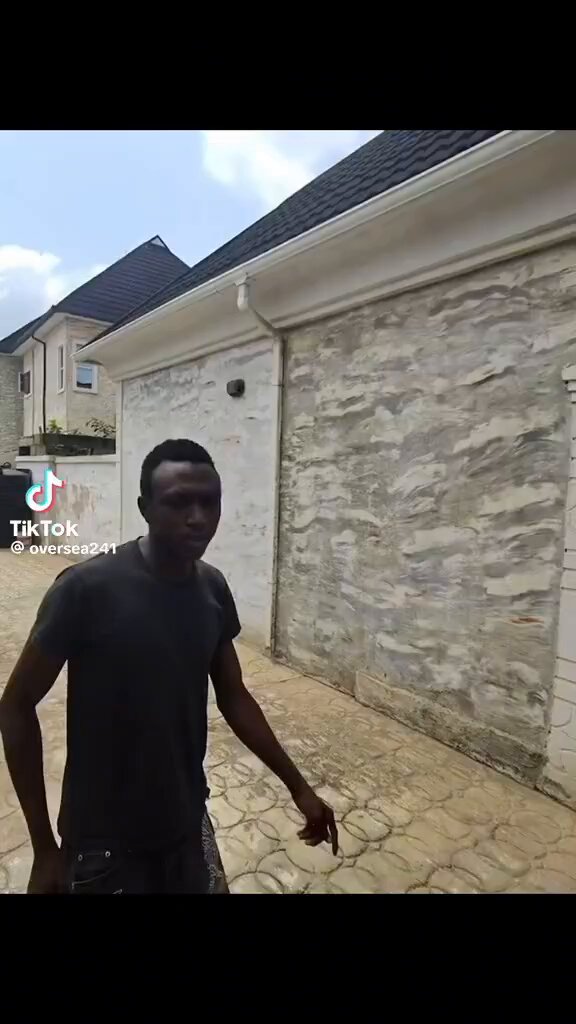 We play too much in Nigeria. This could have gone so so wrong. You could literally hear the fear in his voice. This prank was too expensive abeg Do you think it's extreme guys?