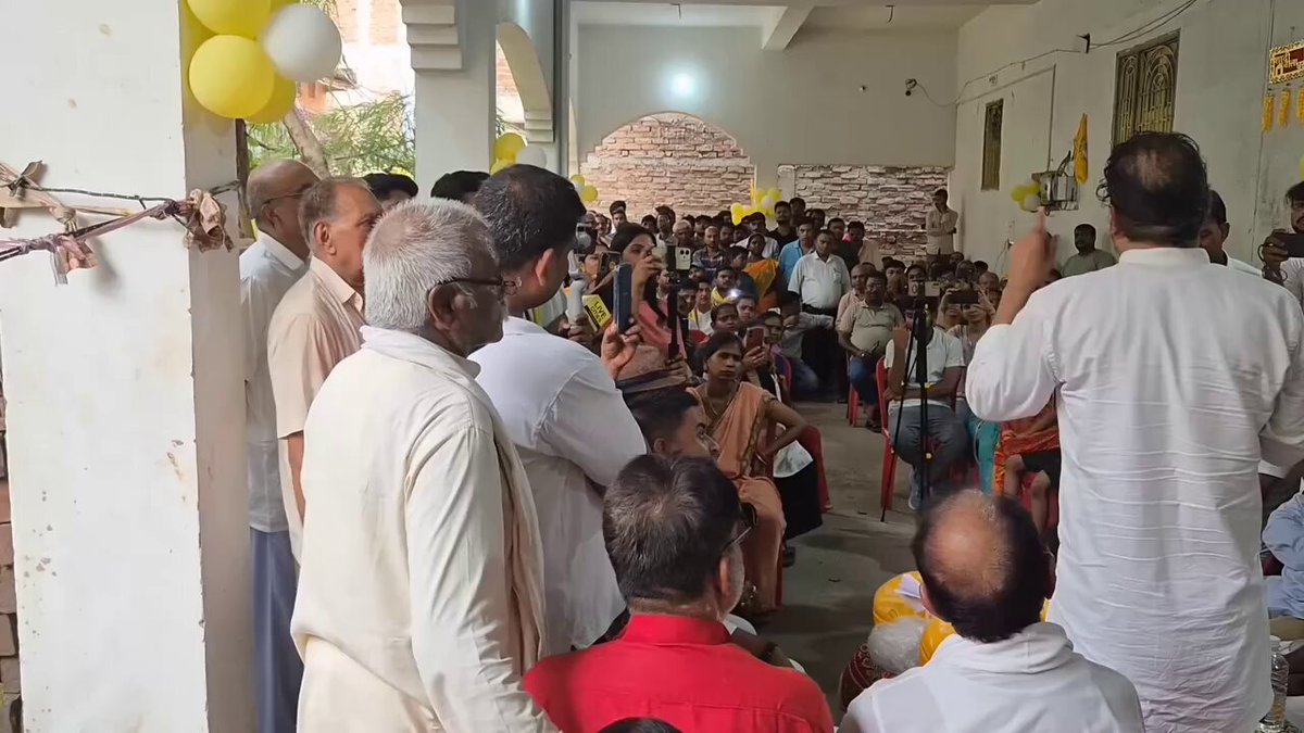 अगले साल दशहरा तक अगर आपके इलाके का सरकारी स्कूल ठीक नहीं हुआ, तो अपने बच्चों के लिए प्राइवेट स्कूल खोज लीजिए। किस स्कूल में आपको अपने बच्चों को पढ़ाना है, यह आप तय कीजिए—आपके बच्चों की पढ़ाई का सारा खर्चा प्रशांत किशोर के जिम्मे छोड़ दीजिए! 🔥 — प्रशांत किशोर