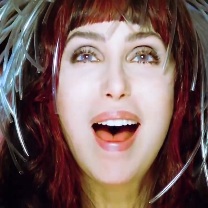 HINO! “Believe” é a primeira música de Cher a ultrapassar 1 BILHÃO de streams no Spotify.