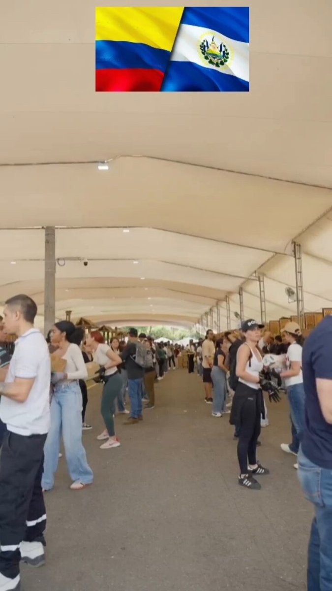 El primer lote de ayuda humanitaria por parte de El Salvador a los hermanos colombianos ya está siendo descargado en el Coliseo del Pueblo, Cali. 🇸🇻🤝🇨🇴