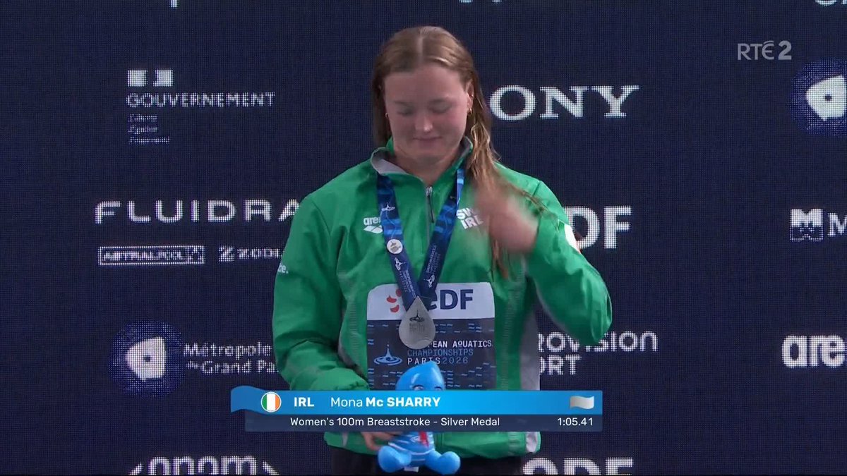 Mona McSharry receives her 100m breaststroke silver medal at the European Aquatics Championships in Paris #rtesport #EuropeanAquatics