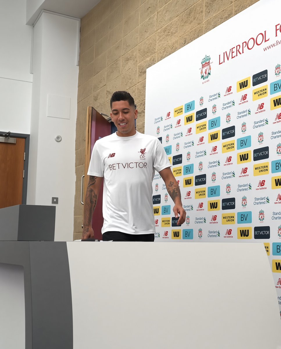 لاعب ليفربول السابق بوبي فيرمينو لا يحلو له التسجيل الا بدون النظر للمرمى 🇧🇷🏴