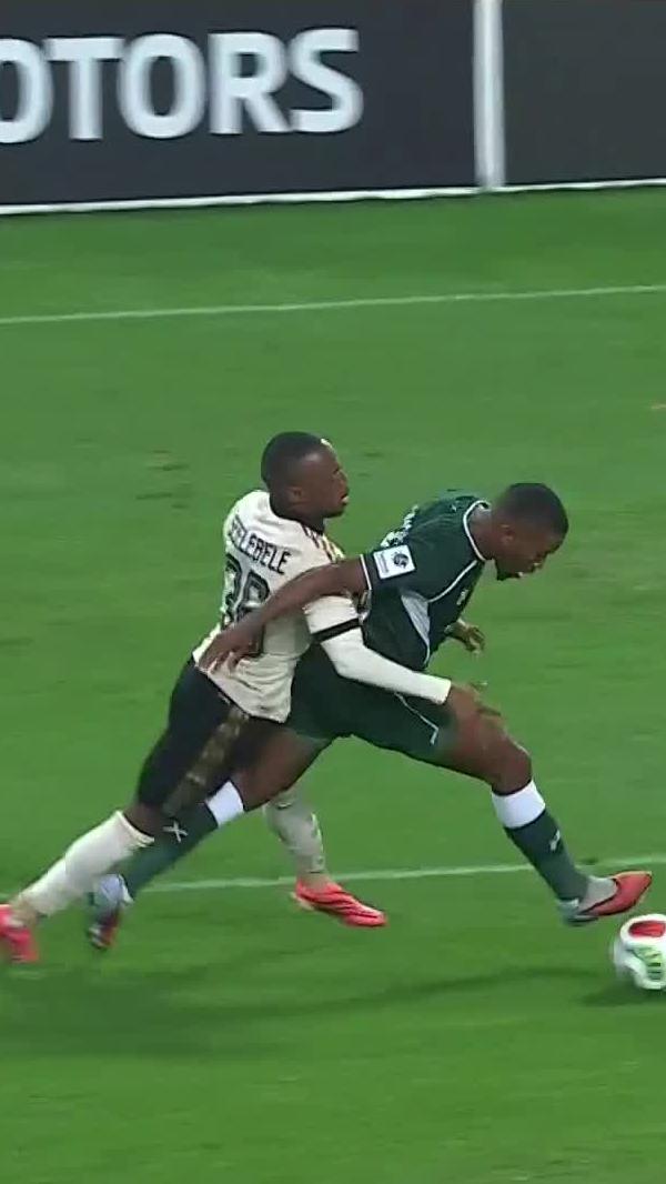 Sebelebele's body language says it all 👀 AmaZulu equalise from the spot and it is all to play for in the second half 🍿 📺 Stream #BetwayPrem on DStv: