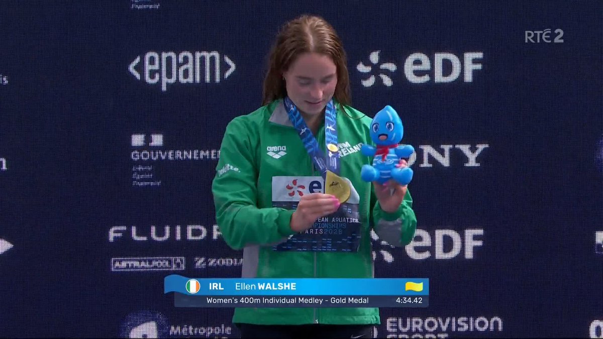 Ellen Walshe receives her 400m individual medley gold medal in front of an enthusiastic Irish crowd in Paris #rtesport #EuropeanAquatics