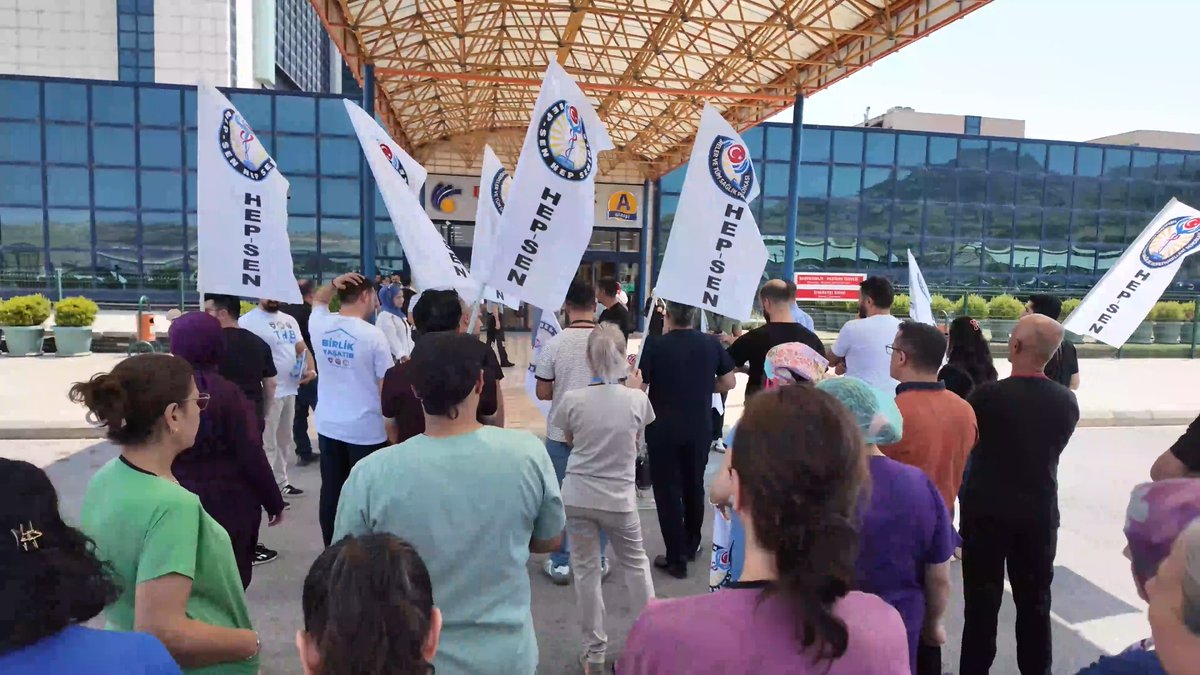 Malatya’dan yetkililere sesleniyoruz: Sağlık çalışanları için harekete geçin! Genel Başkanımız Sayın Yunus Şimşek öncülüğünde; MYK Üyelerimiz Kıvanç Oruç ve Ömer Erdem, İzmir Şube Başkanlarımız Yusuf Erdinç ve Sinan Diken, Dokuz Eylül Üniversitesi Hastanesi yöneticilerimiz, Malatya İl Başkanımız Fatih Atasoy ve kıymetli üyelerimizin katılımıyla Malatya Turgut Özal Tıp Merkezi önündeydik. Omuz omuza vererek sahanın en büyük iki sorununu haykırıyoruz! ❗️ Yetersiz TEŞVİK ÖDEMELERİ iyileştirilsin! ❗️ Hastanelerimizdeki PERSONEL EKSİKLİĞİ acilen giderilsin! Yükseköğretim Kurulu (YÖK) T.C. Sağlık Bakanlığı Prof. Dr. Kemal Memişoğlu TC Malatya Valiliği Seddar Yavuz Malatya İl Sağlık Müdürlüğü İnönü Üniversitesi Bülent Tüfenkci İnanç Siraç Kara Ölmeztoprak Abdurrahman Babacan Veli Ağbaba #MehmetCelalFendoğlu Yunus Şimşek Kıvanç ORUÇ Ömer ERDEM HEP-SEN®MALATYA HEP-SEN® İZMİR HEP-SEN®İSTANBUL HEP-SEN® MARDİN HEP-SEN ® DENİZLİ