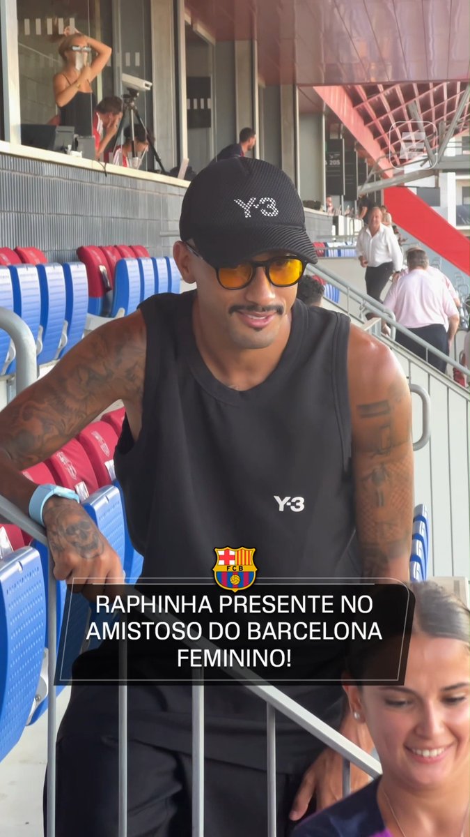 APOIANDO! 💪 Raphinha, atacante do Barcelona, foi acompanhar o amistoso da equipe feminina nesta quarta (12)! #FutebolNaESPN #Barcelona #Raphinha