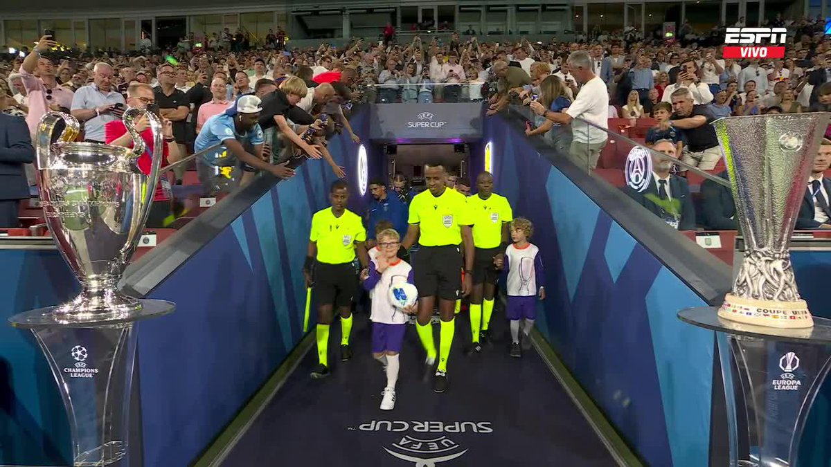 ¡AHORA SÍ, OMAR! Artan, árbitro somalí que no pudo ingresar a Estados Unidos para dirigir en la Copa del Mundo, es el encargado de impartir justicia en PSG-Aston Villa por la Supercopa de Europa. 📺 Mirá la #SuperCup por #DisneyPlus Plan Premium