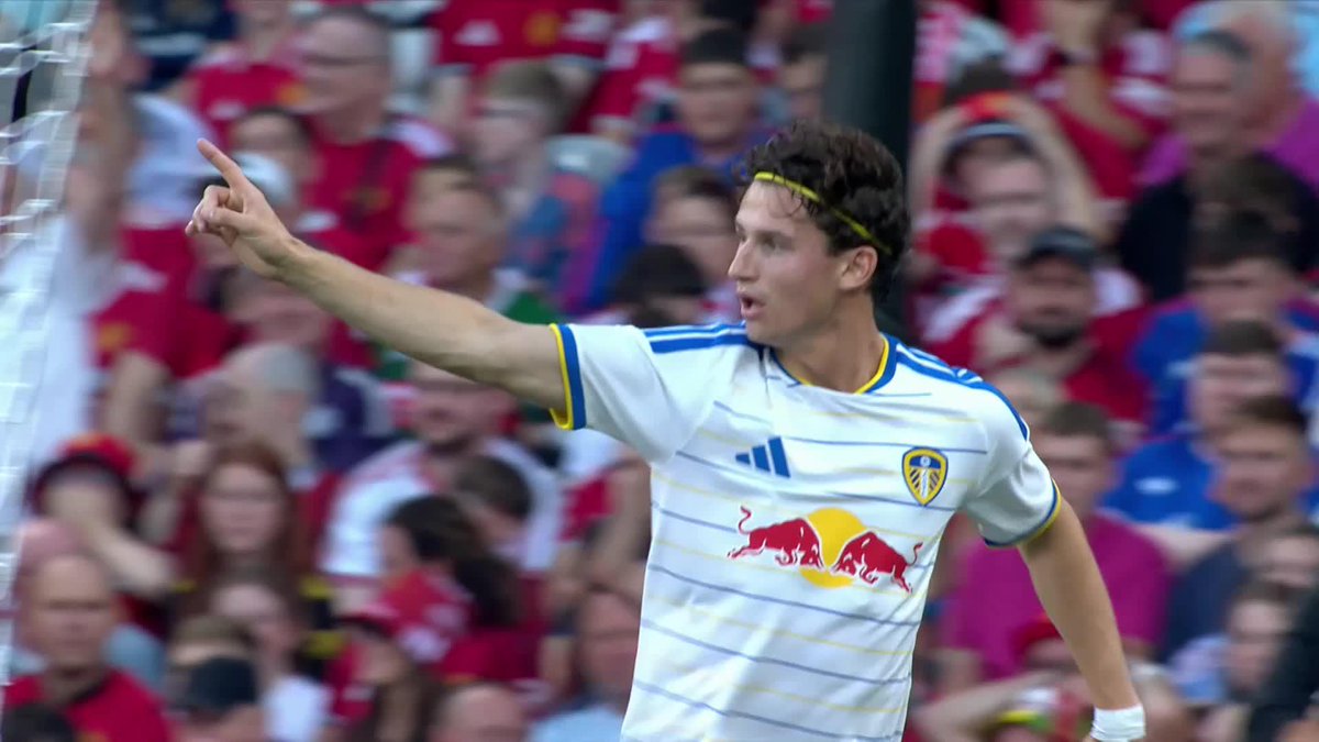 Brenden Aaronson hits back! 🇺🇸 Leeds United are level with Manchester United at Croke Park thanks to the American ⚪