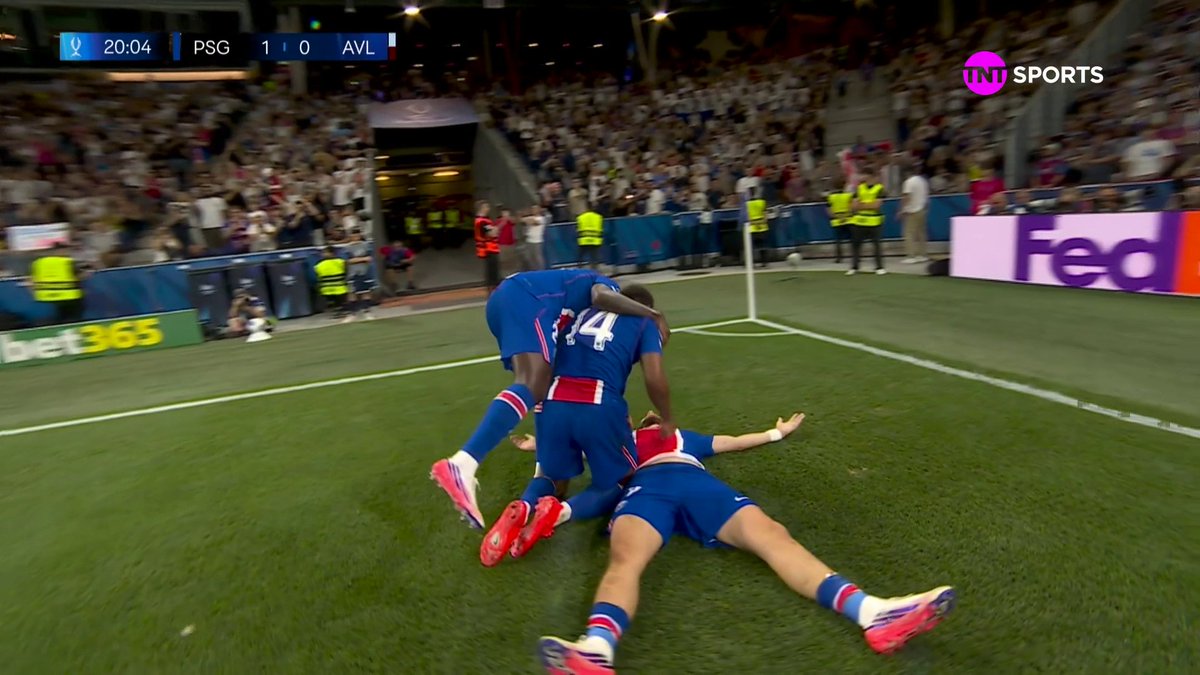 O gol de Kvaratskhelia! PSG 1x0 Aston Villa! 🎥 TNT Sports BR