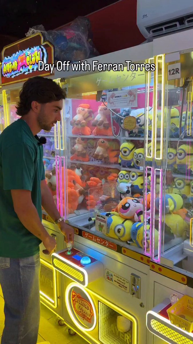 He won the little game and got the minions' stuffed animal, he wants to be the next style inspiration for young people, he loves chocolate, donuts and hamburgers and is such a fan of Justin Bieber