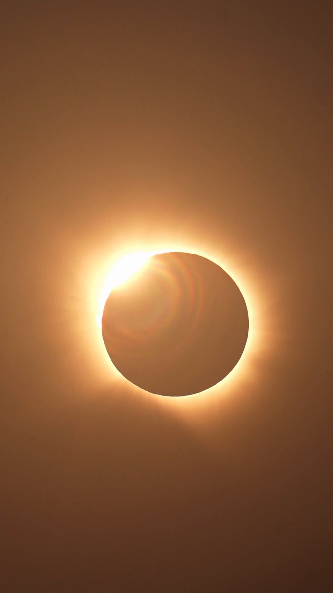 Absolutely insane solar eclipse, I took this video a couple minutes ago from Spain!