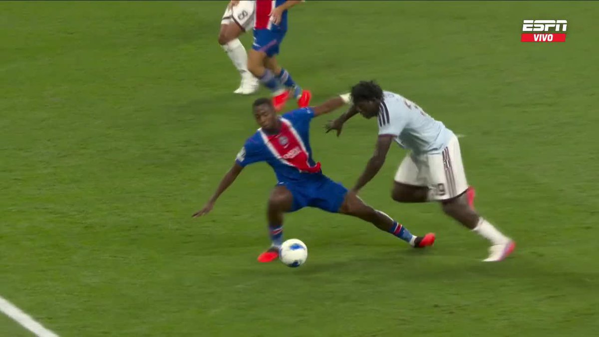 ❌ ¡BLOQUEÓ DESDE EL SUELO! 🇪🇨 Willian Pacho perdió el duelo físico ante Madjo y desde el suelo pudo tapar el remate del delantero, pero el central no dio tiro de esquina. 📺 Mira la 🏆 #UEFASuperCup en el Plan Premium de Disney+ Latinoamérica