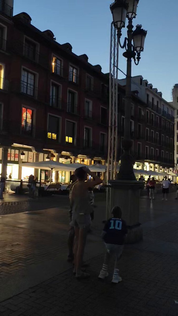Al final hasta me he emocionado y no me lo esperaba, será que ando sensible. Pero disfrutar del eclipse en mi querida Plaza Mayor ha sido muy bonito. #Valladolid #12agosto #eclipse