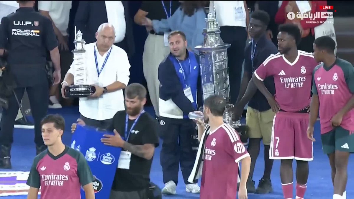 🏆 كأس تيريزا هيريرا.. ✨ الكأس العملاق حاضر في المشهد قبل مراسم التتويج.. #ديبورتيفو_ريال_مدريد