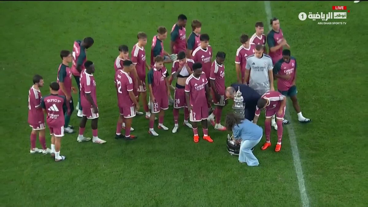 لاعبو ريال مدريد لم يتمكنوا من رفع الكأس بالطريقة المعتادة... حجمه كان حديث الجميع.. #ديبورتيفو_ريال_مدريد