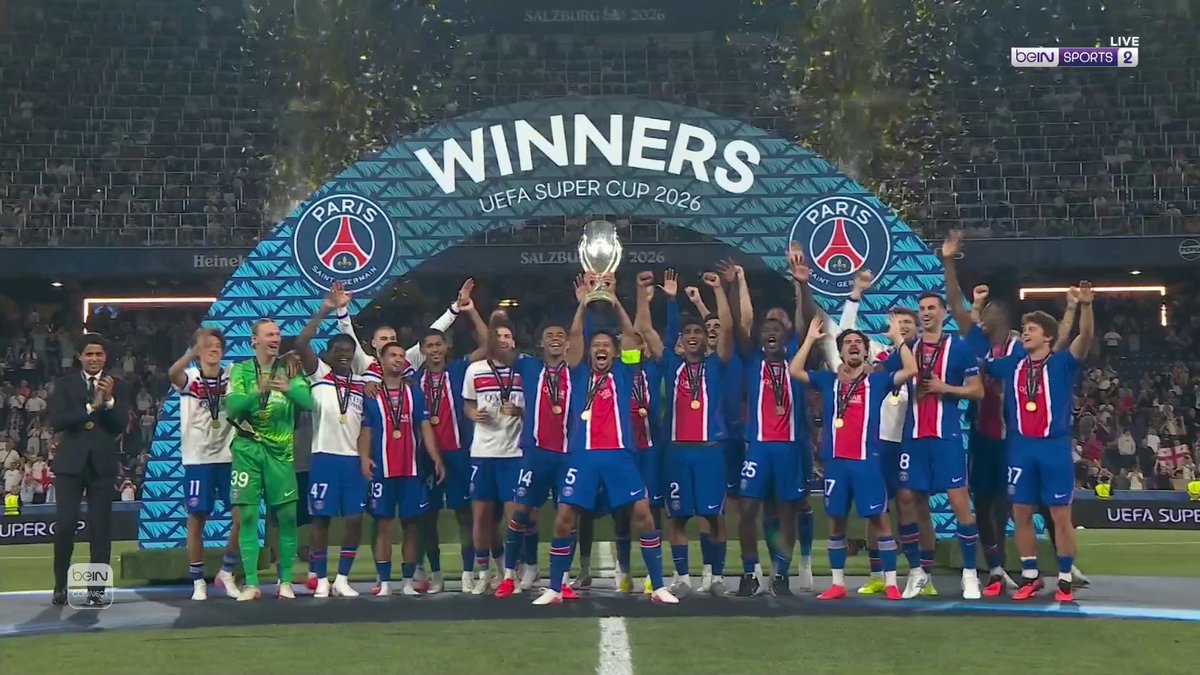 شاهـــد مراسم تتويـــج باريس سان جيرمان بلقب كأس السوبر الأوروبي 🏆🔴🔵 #كأس_السوبر_الأوروبي