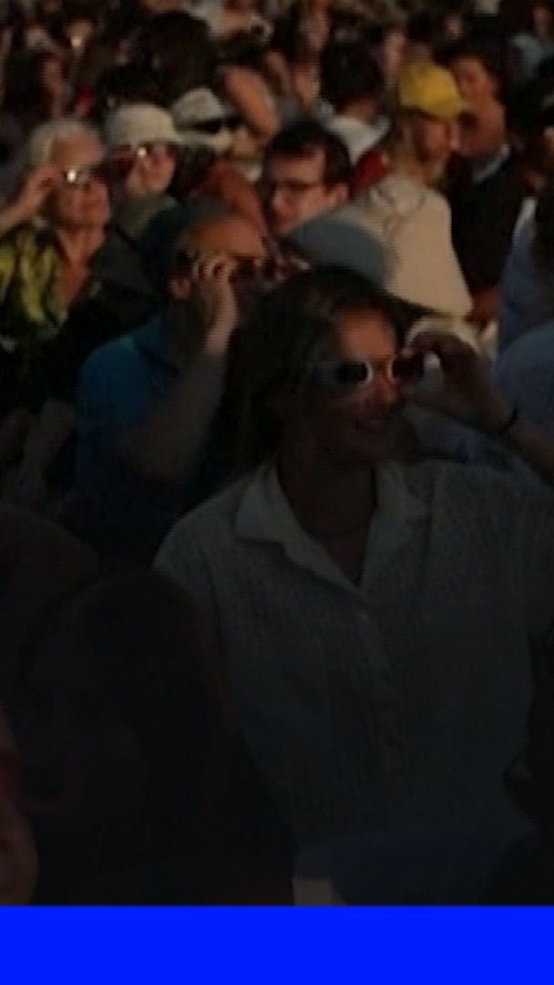 🌑 | Una multitud reunida en París observa el eclipse en su máximo esplendor.