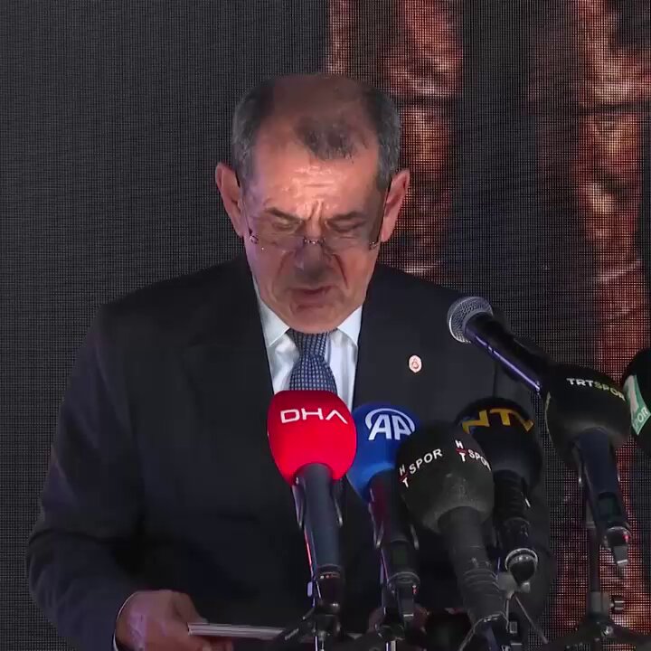 🗣️Dursun Özbek: "İki alkış alacağım diye Galatasaray'ın geleceğini tehlikeye atmayacağım. Galatasaray için en doğru zamanda en iyi transferleri yapmak için her türlü fedakarlığı yapacağım."