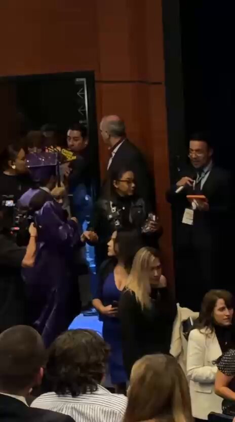 #VIDEO | Cristian Castro (Cristian Castro) sabe que nunca es tarde para cumplir los sueños, ¡por lo cual decidió estudiar la preparatoria en línea! Y hoy, finalmente, está a punto de graduarse… #GENTE 🎥 Jacqueline Ponce León.