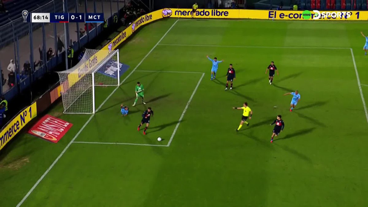 ¿FUE PENAL PARA CITY TORQUE? Tras el mano a mano que desperdició Rodríguez, Guzmán cayó en el área por un supuesto agarrón de Laso. El árbitro NO FUE al VAR. CONMEBOL #SudamericanaEnDSPORTS #Sudamericana