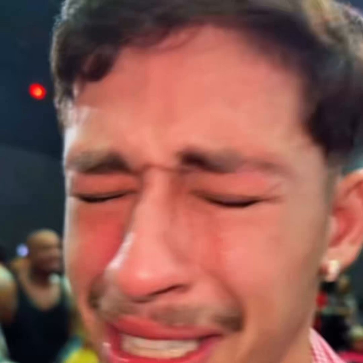 Alex Mendes se emocionou bastante recentemente ao participar do Rancho do Maia e se manter fiel à namorada. #AFazenda18