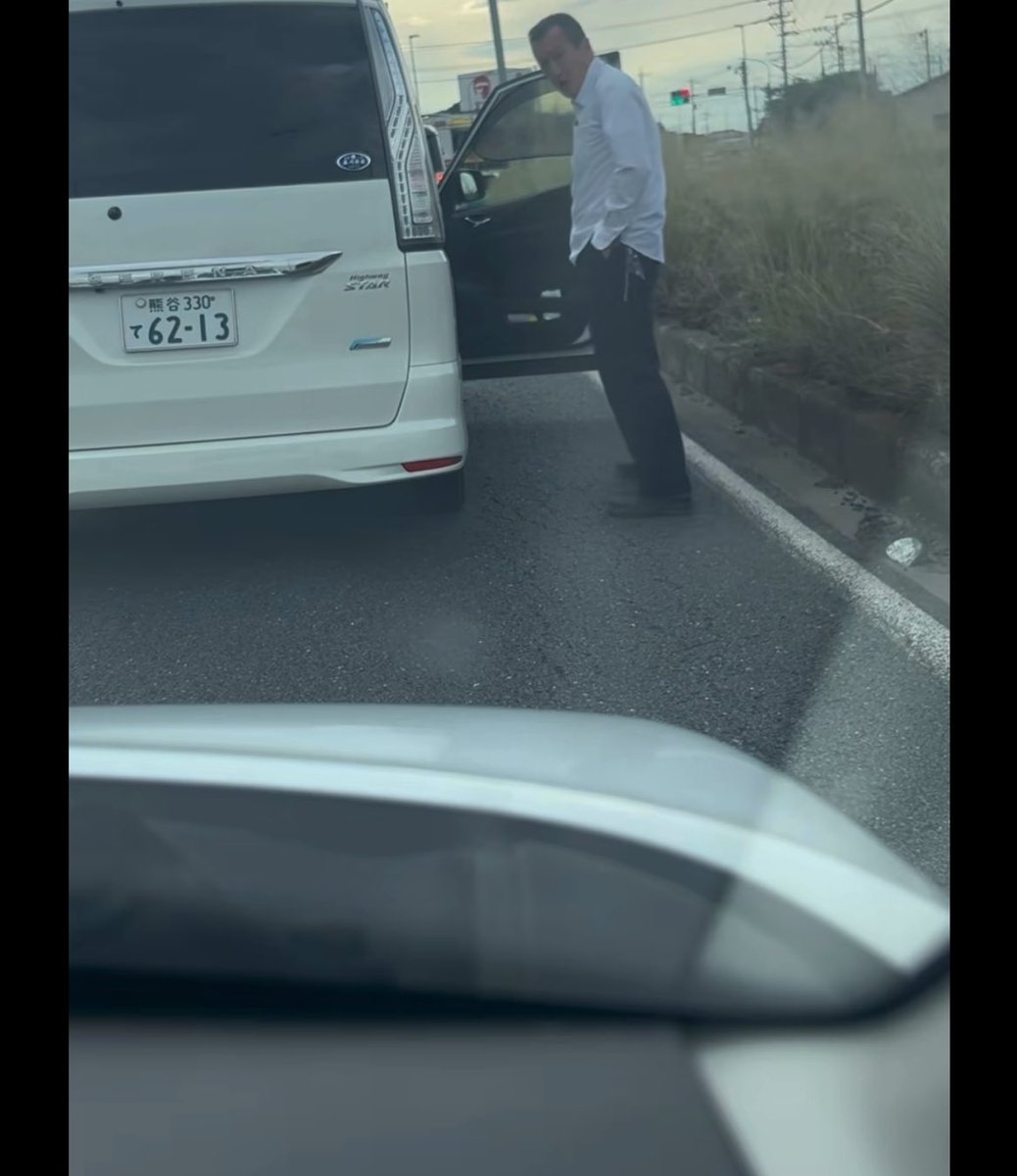 煽り運転さん 車を降りてブチ切れ。 まさかの土禁… セレナで土禁…
