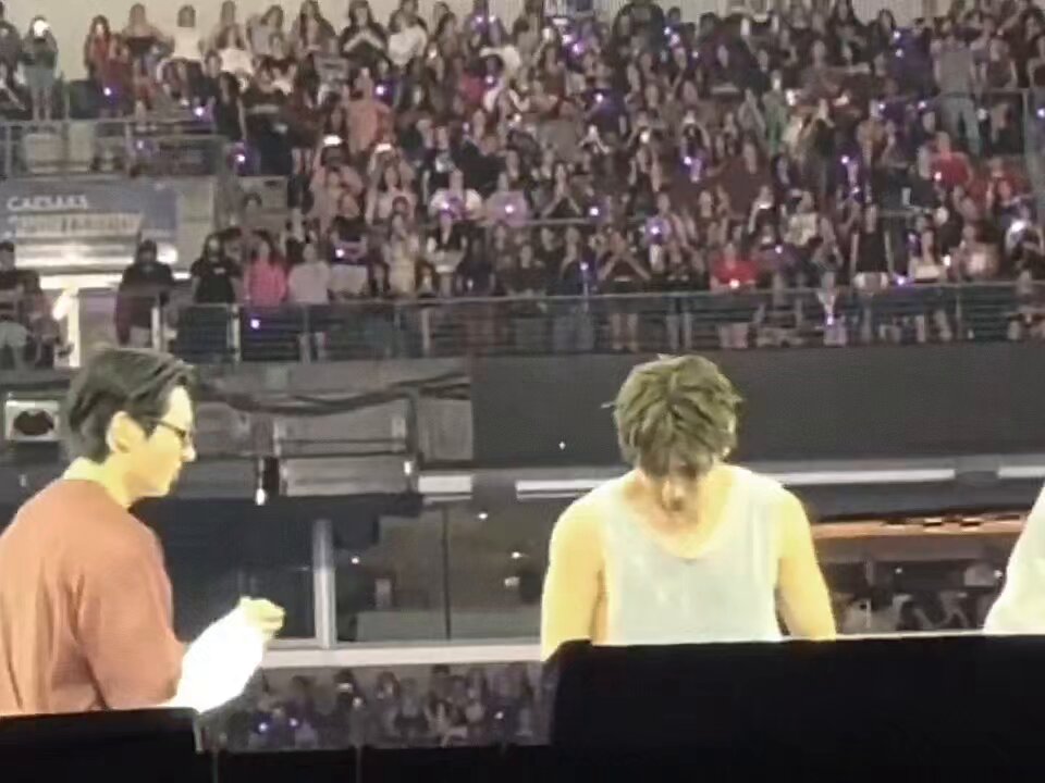 El mismo hombre que se encuera en su live, en su tiktok, en sus campañas de ck, le pidió a Taehyung que se cubriera para que no se le viera el pezón 😭 bueno nene ya ví que no te gusta compartir #taekook