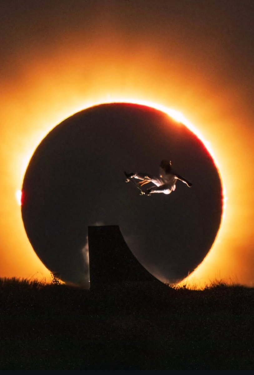 Brutal esto del skater Danny León patinando durante el #eclipse total en España.