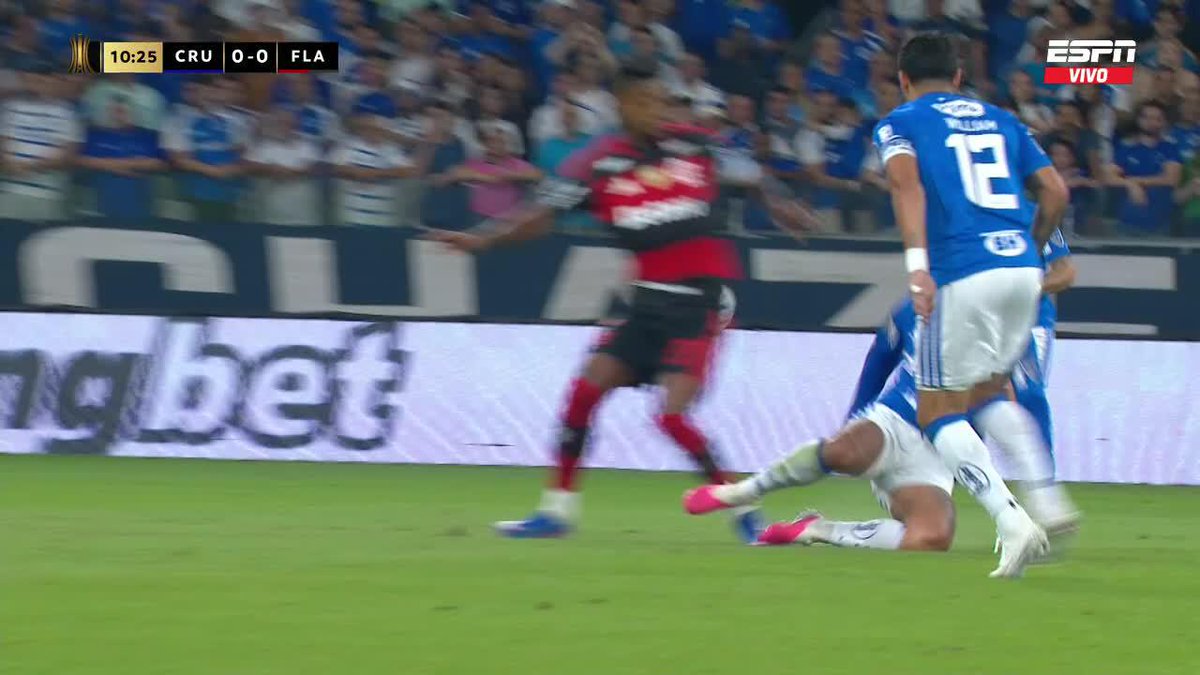 ¿ERA PARA ROJA? Yael Falcón Pérez amonestó a Matheus Henrique, de Cruzeiro, por esta infracción a Bruno Henrique, de Flamengo, en la ida de los octavos de la CONMEBOL #Libertadores. 📺 Mirá TODA la CONMEBOL #Libertadores por #DisneyPlus Plan Premium