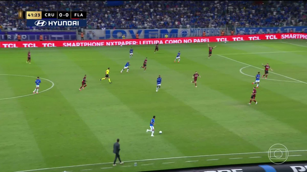 Jogadores do Cruzeiro pediram pênalti de Léo Pereira nesse lance, mas a arbitragem mandou seguir. 🎥 TV Globo | ge