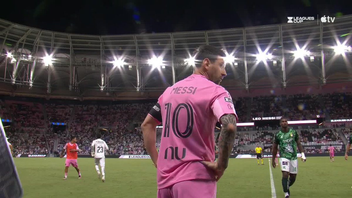 Está permitido llorar de la emoción con este video. Así fue el ingreso de Leo Messi, para disputar el segundo tiempo de Inter Miami vs. León. Impresionante la energía en las tribunas del Nu Stadium... ❤️⚽🥹 📺 Leagues Cup on Apple TV