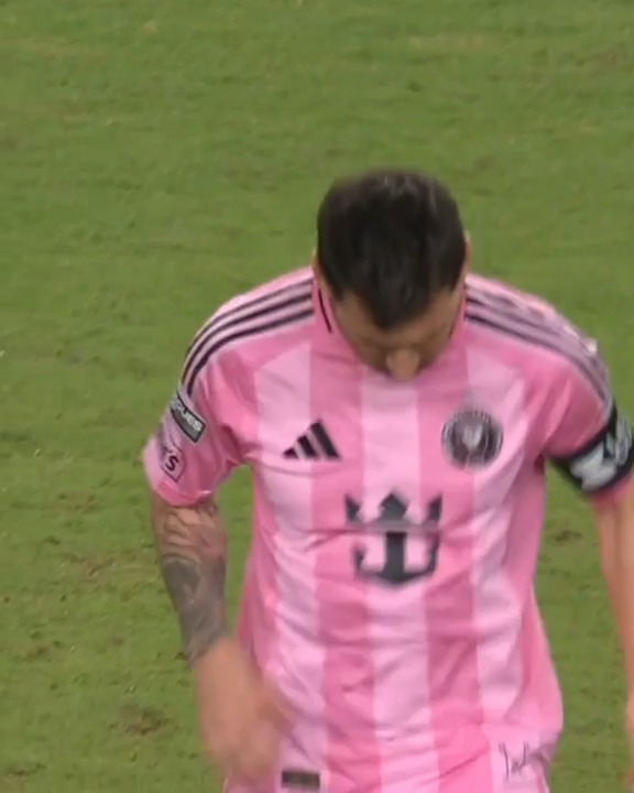 La afición en Miami expresó su cariño a Messi, quien atraviesa un difícil momento familiar tras el fallecimiento de su padre, Jorge, el pasado sábado a los 68 años. Inter Miami quedó eliminado de la Leagues Cup al caer 3-2 ante León. (vía Leagues Cup)