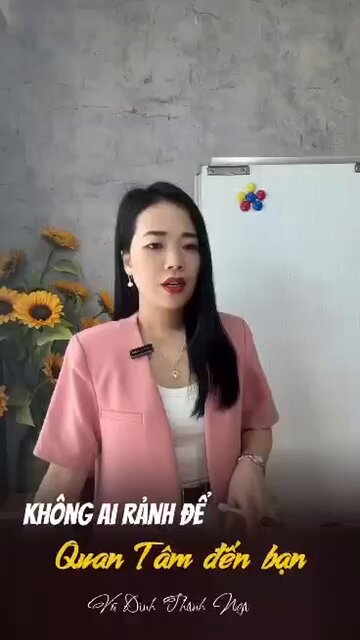 Vấn đề này tui đã nói đi nói lại cả chục lần rồi nhen các bé. Giờ tui đăng bài cô này nói để khách quan hơn. Không ai quan tâm mình nhiều như mình tưởng đâu. Đó là sản phẩm của trí tưởng tượng và sự suy diễn. Người ta nói hay viết cái gì đó, mình cứ nghĩ là nói đến mình, không có đâu, mình có là ai đâu mà người ta dành nhiều thời gian vậy? Câu thành ngữ "có tật, giật mình" nghĩa vậy. Mình đăng bài, còm bài và cứ sợ người này người kia phán xét, đánh giá...thực chất là người ta không có để ý, hoặc không có nhớ đâu. *Tui viết bài từ năm 2013, rất nhiều bài share và còm, "tâm đắc quá, đây là bài học lớn, lưu về đọc 1 chục lần để suy ngẫm", hay "đúng là con có cái khuyết điểm này, cần phải sửa chữa". Nhưng năm 2015 tui đăng lại, cũng những bạn đó, đọc và nói "mới mẻ quá, điều này con chưa từng biết trước đây". Trí nhớ của con người không có tốt, họ chỉ nhớ tạm thời vài bữa thôi. Người đời chê khen, 6 tháng sau, 1 năm sau người ta đã quên sạch, chỉ còn mình là ghim miết trong lòng rồi u uất. Dại quá, không việc gì phải như thế, bản lĩnh không có nên bị tác động. Người ta nắm điểm yếu này để hạ mình dễ như trở bàn tay. Như ngày xưa, thầy cô nói tui đừng có đi thi, thi sẽ rớt 100%, nghe lời thầy đi, nghe lời cô đi. Tui vẫn cứ đăng ký, xong đậu, cũng chính ông thầy bà cô đó tới chúc mừng, họ quên mất bữa họ khuyên gì. Nên lời khuyên hay bình luận của thiên hạ, miễn phí nên không có giá. Tui xưa nay ai khuyên thì đều "phản tỉnh", nhìn bản thân người khuyên, xem có thành tựu thì còn để ý chút, còn họ không có thì tui chỉ cười, rồi "nước đổ lá khoai", trôi tuột hết. Kiểu ba má hay thầy cô khuyên về việc làm ăn vậy, họ có doanh nghiệp đâu, có quản lý ngàn người ngàn tỷ bao giờ đâu mà khuyên đúng. Họ đứng 1 góc quan sát, hiểu biết nhỏ nhoi và nói theo nhận thức của họ thôi. Ai làm thật, thành hay bại gì cũng đều có cái hay, may ra mới nên nghe theo. Còn lời đàm tiếu (đàm: nói, tiếu: vui) cũng là vì bản thân họ cần chút vui sướng, lấy người khác ra làm vui nên cùng 1 đề tài, họ sẽ hết thấy vui khi nói lại. Giống chuyện cười, mình sẽ hết cười khi nghe lần thứ 2. Muốn xây dựng được nhân hiệu (thương hiệu cá nhân) thì phải hiểu điều này trong tâm lý học. Non bản lĩnh, non gan quá thì không làm ăn được. Vì luôn sợ người khác nói, đánh giá, chê cười. Ai cười cợt chế giễu gì kệ mẹ nó. Họ không có nhớ đâu. Cứ không vi phạm pháp luật, không hại người là mình take action!
