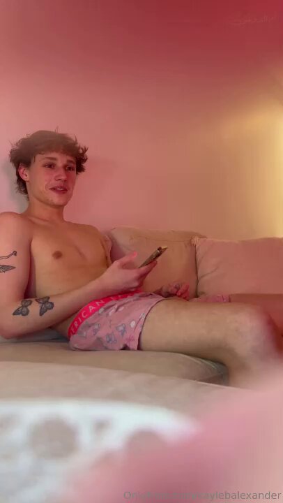 Fucccckkkk I love how the fag always does whatever he can to please the hot straight bro who just looks at porn on his phone while using those holes 😵‍💫😵‍💫🤤🤤🤤