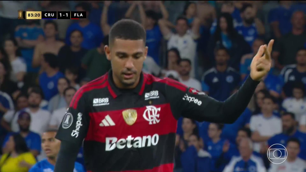 😅 Samuel Lino, do Flamengo, contando nos dedos o tempo que ele levou para deixar o campo ao ser substituído. Pela nova regra, o atleta tem 10 segundos para sair. 🎥 TV Globo | ge