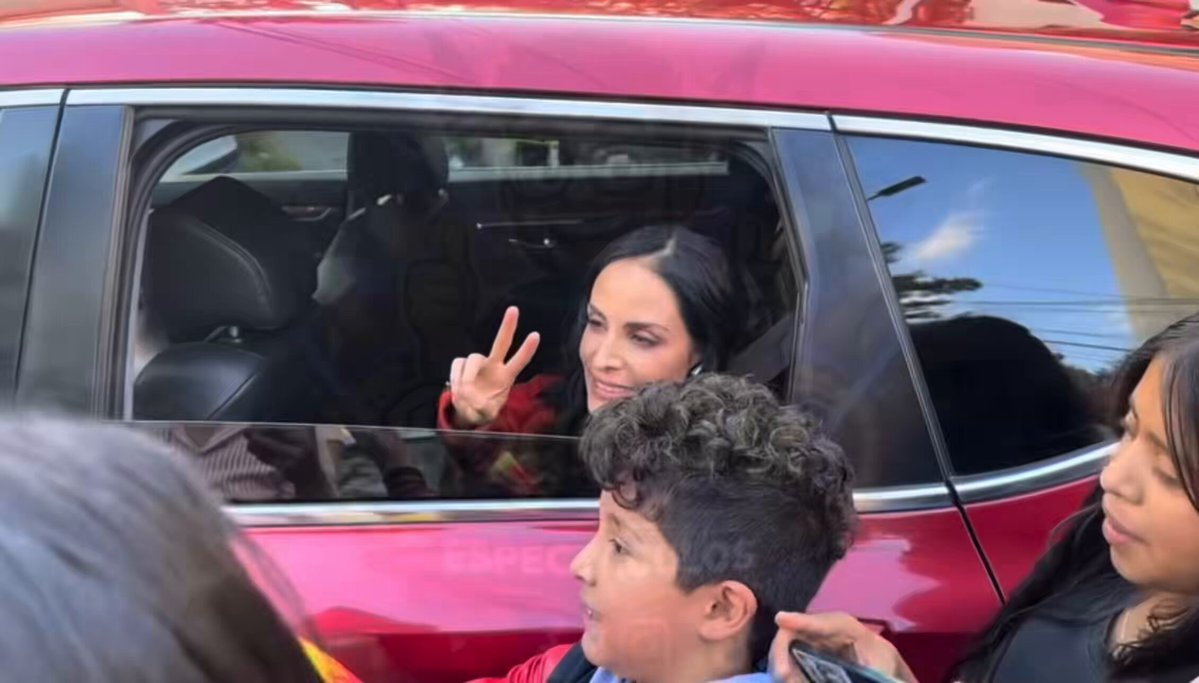 como le echaban porras 💗😭😭 en la esquina se ve la perra envidia que tengo. 😭 #LaCasaDeLosFamososMx