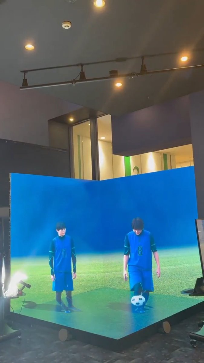 \今週末は映画館に行こう!🎬/ 映画『#ブルーロック』 3D立体投影フォトスポット開催中⚽ 映画鑑賞の思い出に、 キャラクターの隣に並んで記念撮影ができる 特別な展示です📸 会場に立体映像で現れるのは、 リアルな存在感の潔と蜂楽! 作品の熱量を大きなスクリーンで体感した後は フォトスポットへ✨ ぜひ劇場へ足をお運びください⚽ 📍場所:イオンシネマ浦和美園 📅期間:8月7日(土)〜8月23日(日) 11:00-19:00