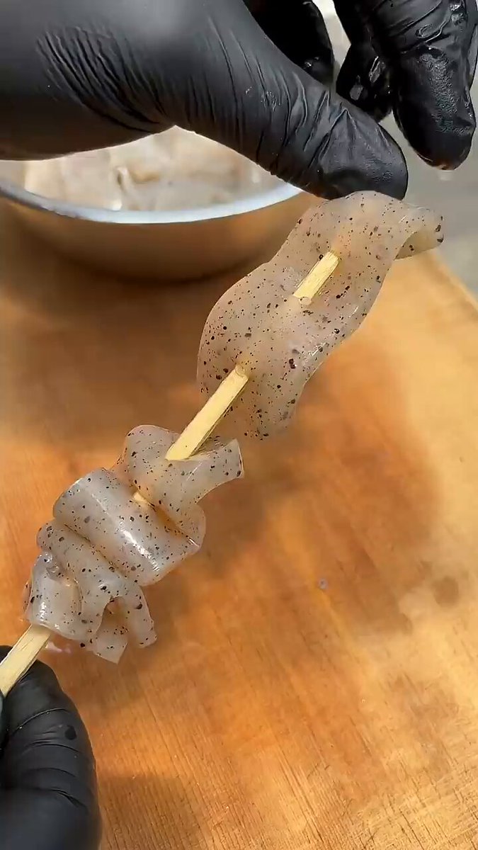 こんにゃくって、脇役のイメージなんだよな。 でも焼いて串に刺すだけで、「これ本当にこんにゃく？」ってなる。#ホルモンしま田 #炭火焼肉ホルモンしま田