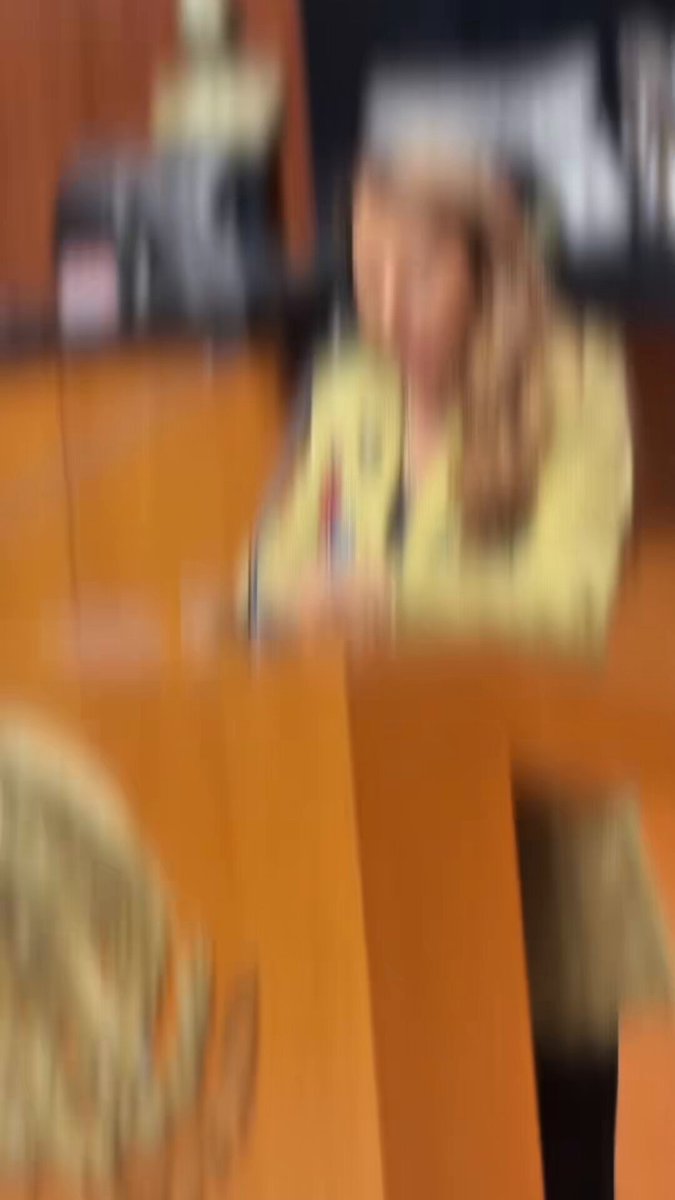 Basta revisar el historial de Ariadna Montiel, hoy presidenta de Morena. Durante su gestión en la Secretaría del Bienestar, Inés Parra Juárez, diputada de su propio partido, la denunció ante la FGR por el presunto desvío de 6 mil 68 millones de pesos de recursos destinados a programas sociales. Y también hay que recordar su escuela política: es alumna de René Bejarano, “el señor de las ligas”, el mismo que México vio en video recibiendo fajos de dinero en efectivo. Hablan de honestidad, pero su historia dice otra cosa. No nos van a callar. Seguiremos señalando las contradicciones, la incompetencia y la hipocresía de quienes prometieron ser diferentes y terminaron reproduciendo aquello que juraron combatir.