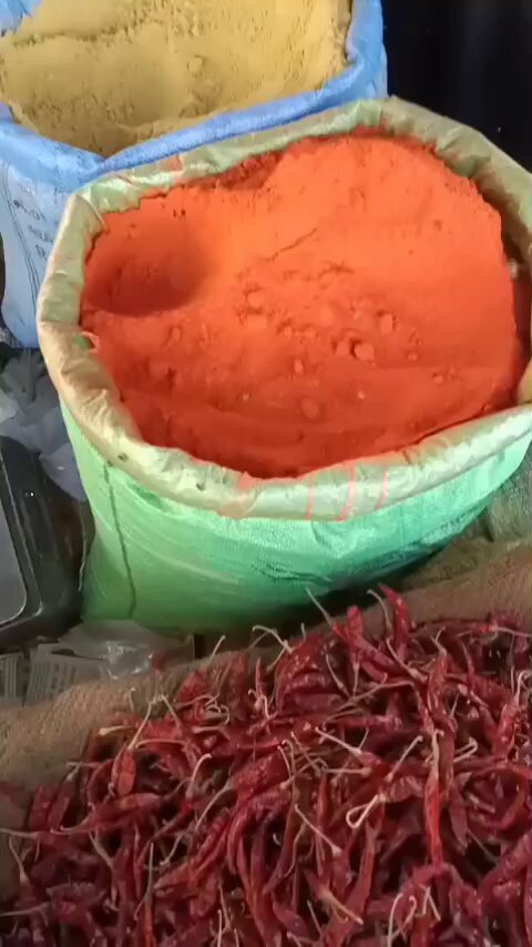 अगर मिर्च पे मक्खी बैठ रही है तो पानी में घोल के रसना बना ले ना! वीडियो क्या बना रहा है! हर चीज़ मिलवाट नहीं होती!! है ना FSSAI ??