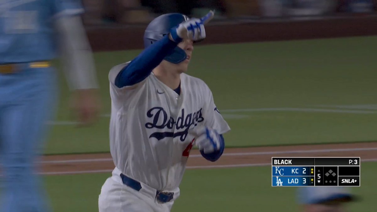 First career homer in Dodger Blue for Hunter!