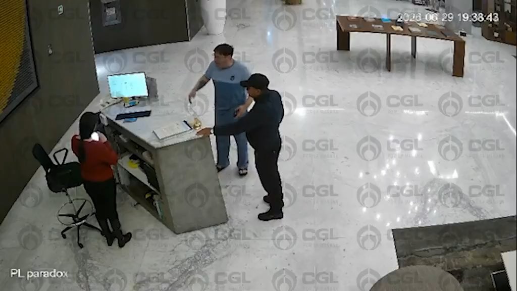 Detienen en San Diego, California, a Octavio Jorge Cortés Jiménez, el hombre que golpeó a una recepcionista del hotel Park Life Paradox en Santa Fe, Ciudad de México. El periodista Carlos Jiménez reveló su foto.