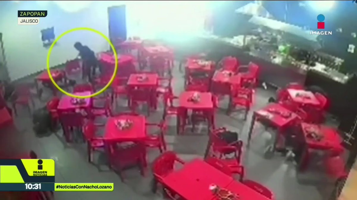 Así fue el momento del asesinato del primo del cantante Alfredo Olivas en #Zapopan, #Jalisco, luego de que dos hombres armados dispararon en una taquería. En la imagen se ve cómo todos los comensales se tiran al suelo excepto uno: