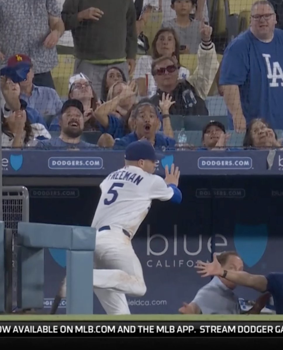 Freddie Freeman tuvo una aparatosa caída mientras intentaba atrapar un elevado de foul en el juego ante los Royals. Freeman permaneció en el encuentro tras el incidente, pero después fue reemplazado antes de su siguiente turno al bate.