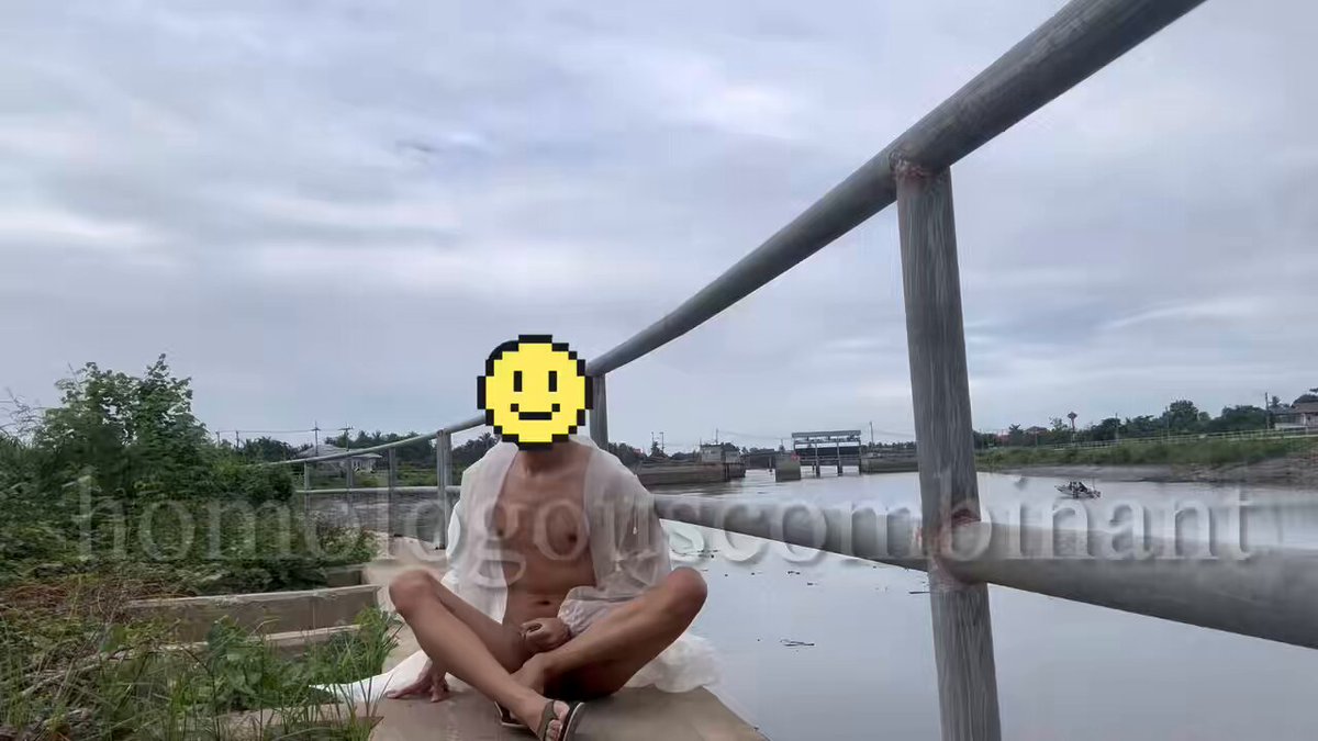 แก้ผ้าริมถนนบ่อยแล้ว ลองเล่นริมเขื่อนบ้าง🥵มีพ่อลูกกำลังจอดเรือหาปลาอยู่ ถ้าเค้าเผลอมองขึ้นมาตรงนี้ก็คือเห็นแน่นอน ในคลิปเหมือนจะอยู่ไกลแต่จริงๆเห็นชัดมาก ทนไม่ไหวถอดหมดทั้งชุด ทั้งแตะ แก้ผ้าทั้งตัวตอนกลางวัน เงี่ยนชห อยากนั่งตัวตรงๆนะแต่ข้างหน้าเป็นศาลเจ้ามีคนอยู่ เลยต้องก้มๆ🤣